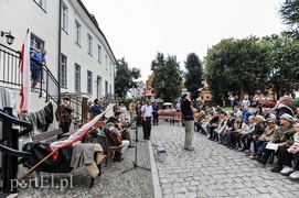 A przy barykadzie toczyło się życie...