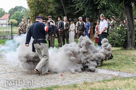 A przy barykadzie toczyło się życie...