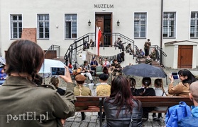 A przy barykadzie toczyło się życie...