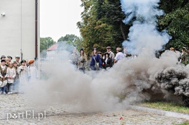 A przy barykadzie toczyło się życie...