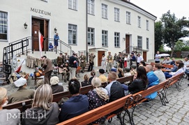 A przy barykadzie toczyło się życie...