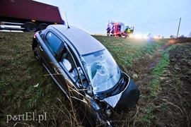 Wyprzedzała na zakręcie, skończyła w rowie i bez prawa jazdy