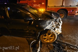 Uderzył w auto stojące na poboczu