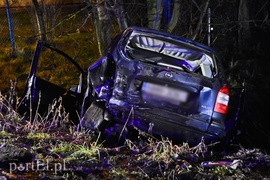 Uderzył w auto stojące na poboczu