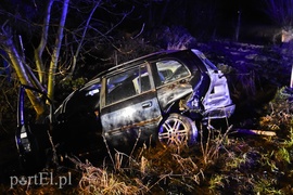 Uderzył w auto stojące na poboczu