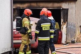 Pożar garażu z dwoma samochodami