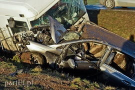 Czołowe zderzenie mercedesa z ciężarówką