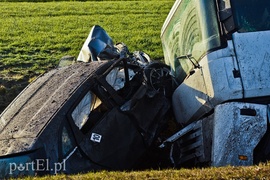 Czołowe zderzenie mercedesa z ciężarówką