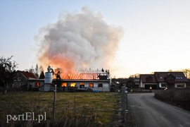 Spłonęła stolarnia w Dąbrowie, z ogniem walczyło około 30 strażaków