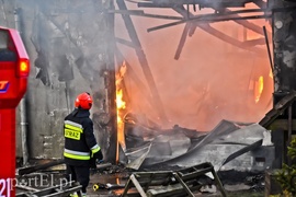 Spłonęła stolarnia w Dąbrowie, z ogniem walczyło około 30 strażaków