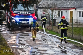 Spłonęła stolarnia w Dąbrowie, z ogniem walczyło około 30 strażaków