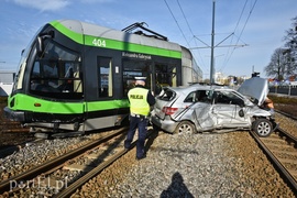 Zderzenie mercedesa z tramwajem na rondzie Solidarności