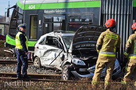 Zderzenie mercedesa z tramwajem na rondzie Solidarności