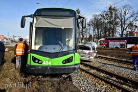 Zderzenie mercedesa z tramwajem na rondzie Solidarności