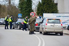 Policjanci kontrolują kierowców wjeżdżających na Mierzeję Wiślaną