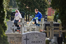 Elbląskich cmentarzy oficjalnie nie zamknięto, ale odwiedzający groby mogą dostać mandat