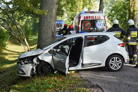 Uderzył w drzewo, bo zapalał papierosa