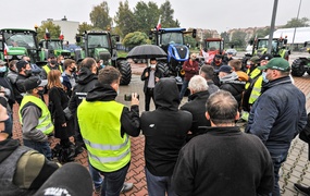Rolniczy protest w Elblągu. \"Nie\" dla \"piątki Kaczyńskiego\"