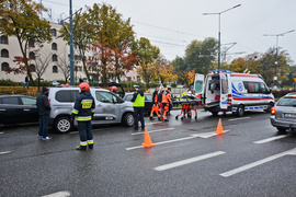 Wypadek na ul. Grota Roweckiego, audi przewróciło się na bok