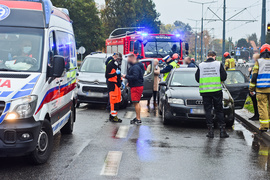 Wypadek na ul. Grota Roweckiego, audi przewróciło się na bok