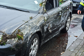 Wypadek na ul. Grota Roweckiego, audi przewróciło się na bok