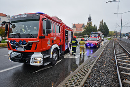 Wypadek na ul. Grota Roweckiego, audi przewróciło się na bok