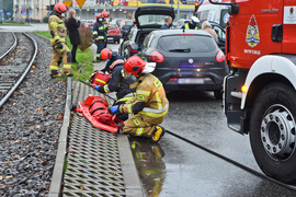 Wypadek na ul. Grota Roweckiego, audi przewróciło się na bok