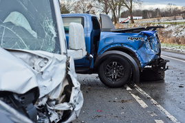 W Komorowie Żuławskim zderzyły się SUV, pickup i bus